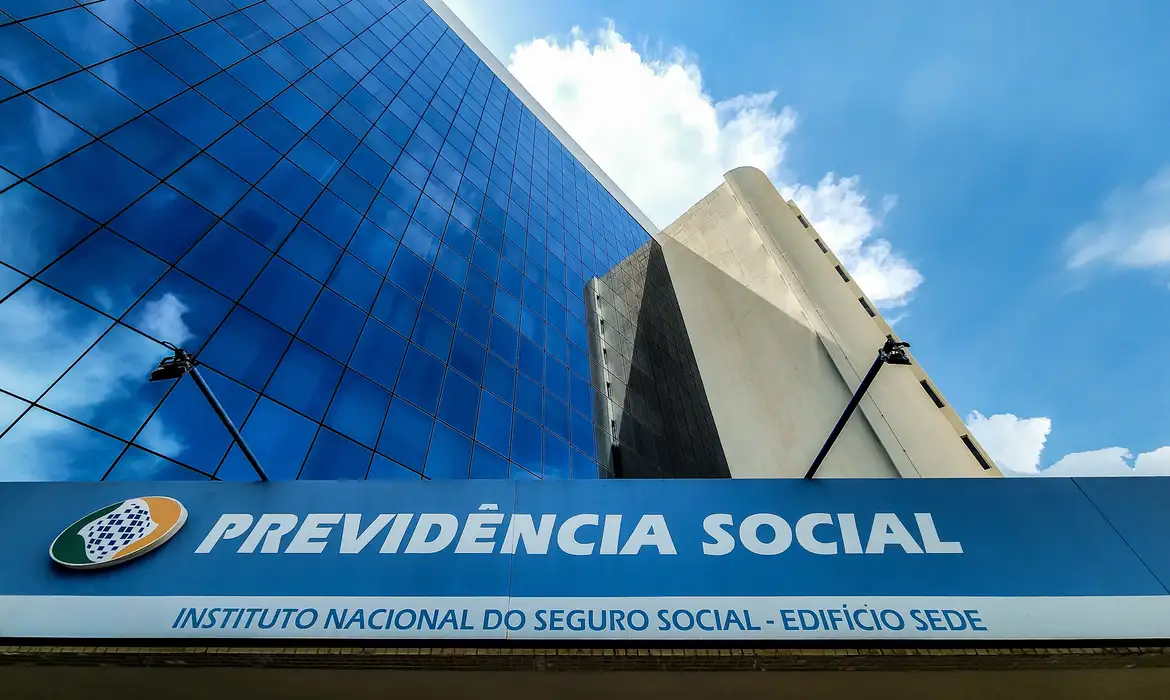 Contribuinte banca ressarcimento inicial de fraude no INSS enquanto R$ 2,8 bilhões seguem bloqueados