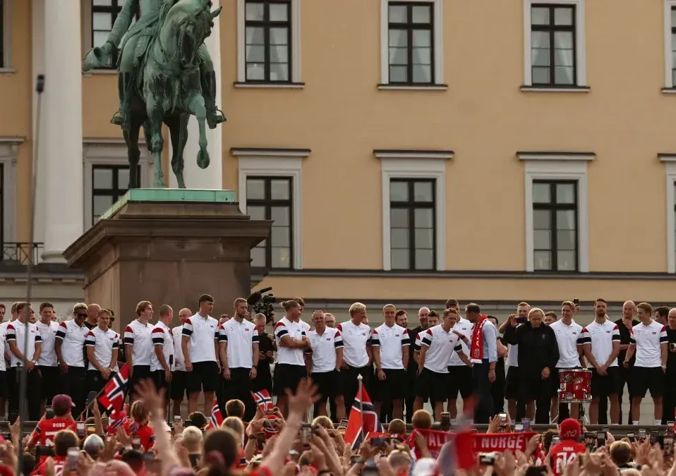 Noruega é recebida por multidão em Oslo após campanha histórica na Copa do Mundo
