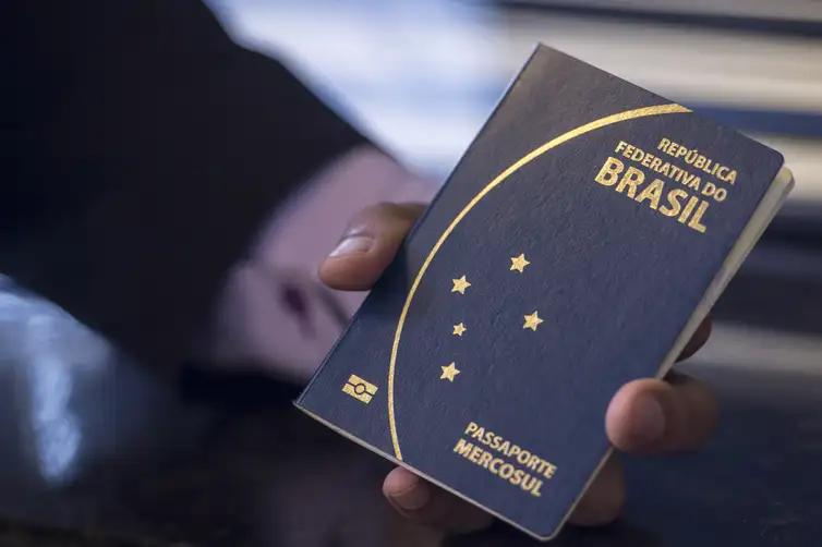 Publicitário investigado no caso Banco Master entrega passaporte à PF após decisão de Mendonça
