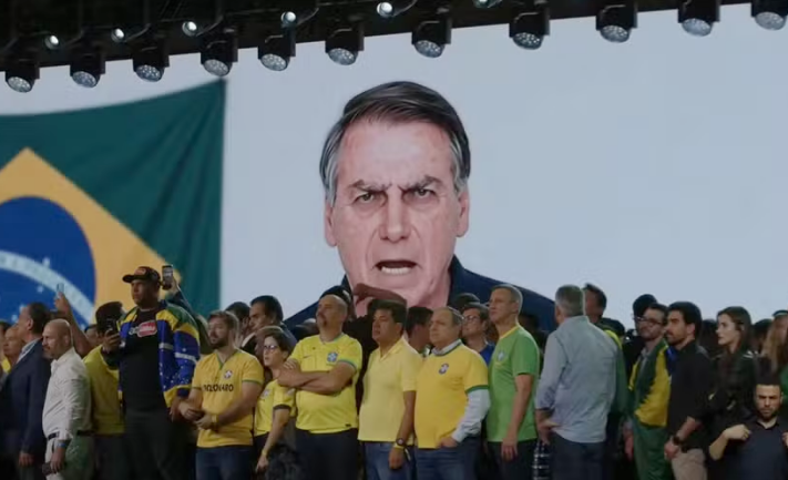 PT ameaça recorrer ao TSE contra IA de Flávio após já usar a mesma tecnologia em campanha