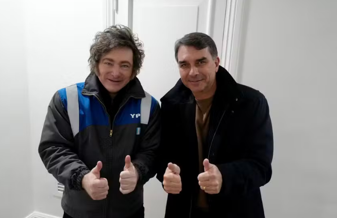 Milei declara apoio a Flávio Bolsonaro e faz críticas ao socialismo