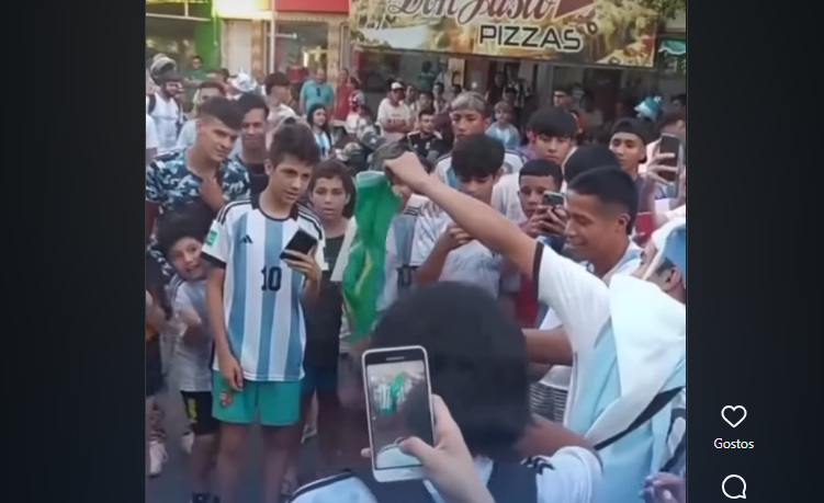 Vídeo de argentinos queimando bandeira do Brasil volta a circular, mas gravação é de 2022