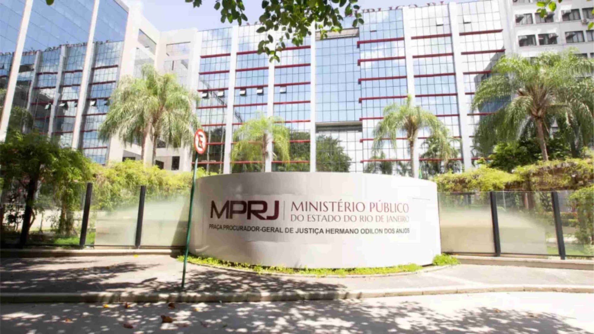Promotora que criticou poema sobre Deus é denunciada ao Conselho Superior do MPRJ
