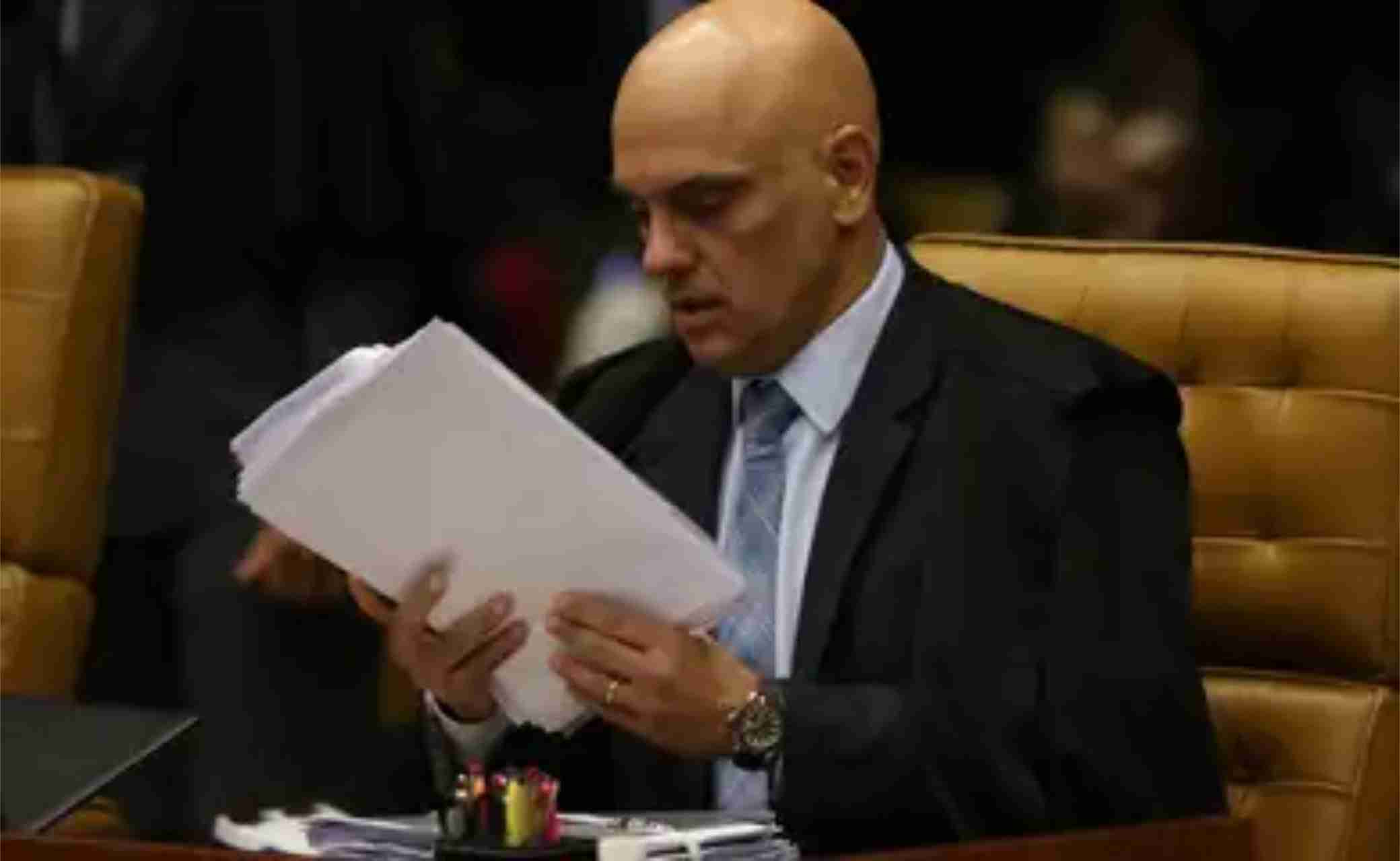 Moraes envia à PGR investigação envolvendo Flávio Bolsonaro após ausência em depoimento