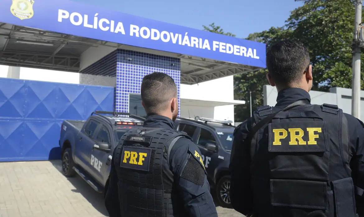 Policiais rodoviários federais salvam criança após afogamento em hotel no Pará