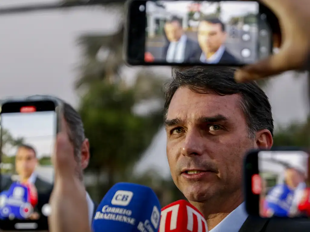 Flávio denuncia perseguição após operação da PF para localizar armas de Bolsonaro