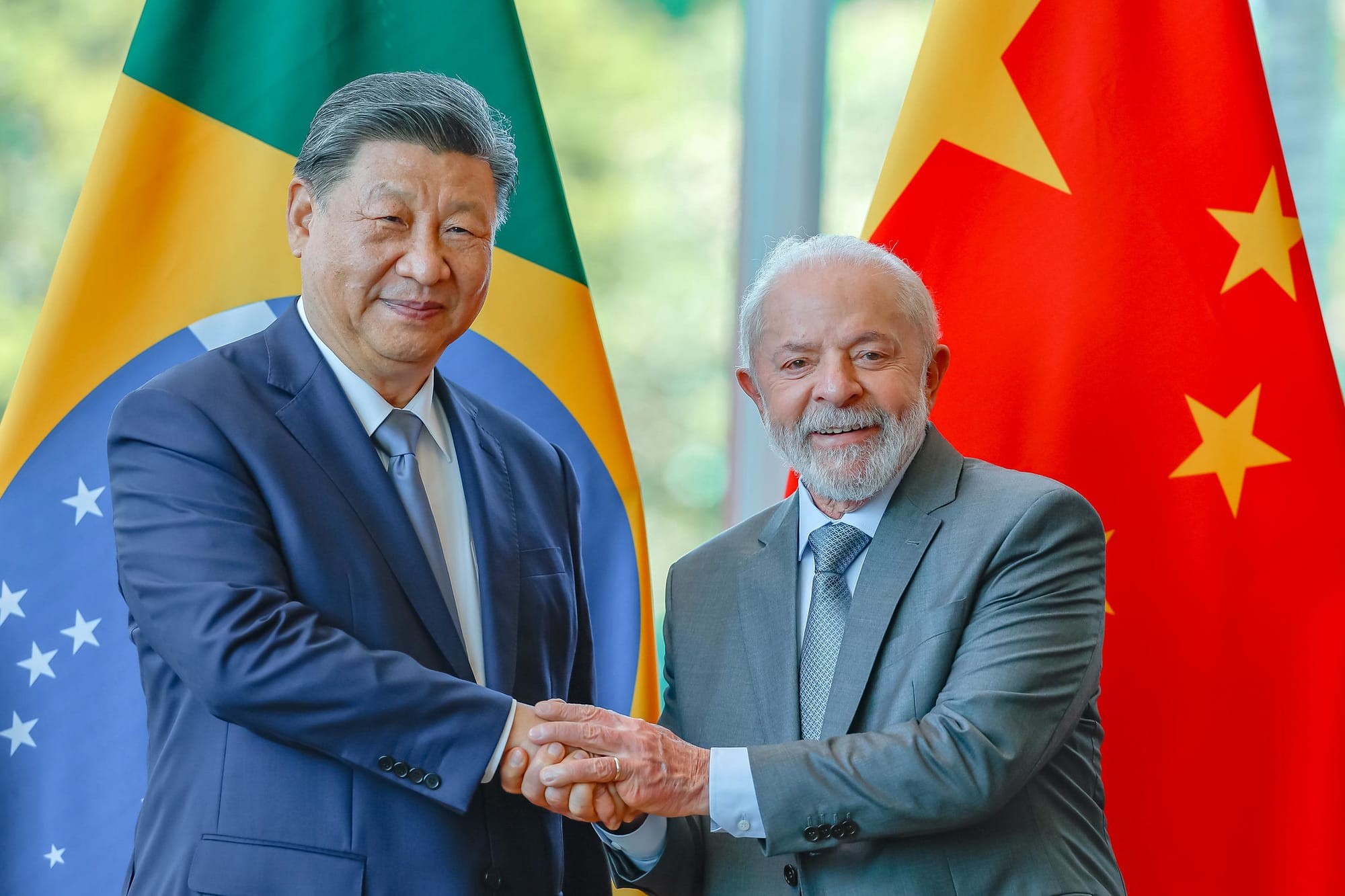 Brasil adere à organização internacional de IA liderada pela China e debate sobre liberdade digital ganha força