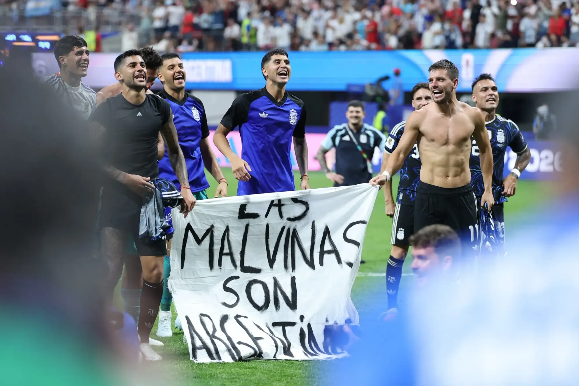 Argentina exibe faixa sobre as Malvinas após vitória sobre a Inglaterra