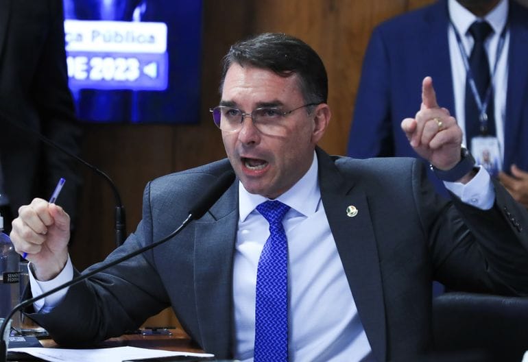 Flávio Bolsonaro critica atuação de ministros do STF em decisões ligadas às eleições de 2026