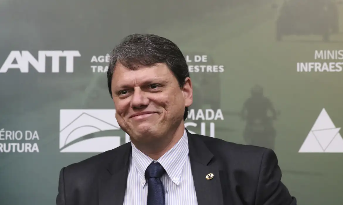 Justiça Eleitoral manda PT remover 21 publicações contra Tarcísio