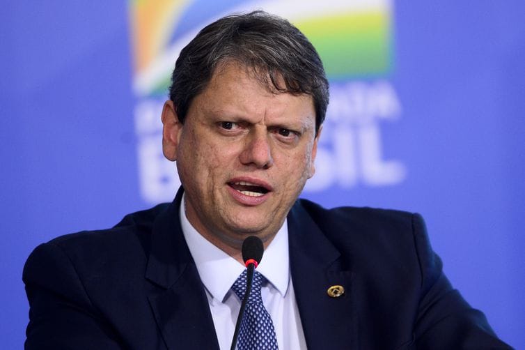 Tarcísio defende urnas eletrônicas e diverge de Flávio Bolsonaro sobre estratégia eleitoral