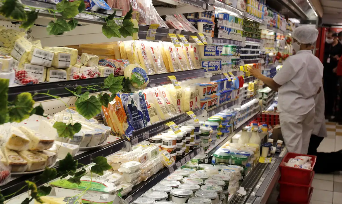 Brasileiros recorrem ao crédito até para comprar comida no fim do mês