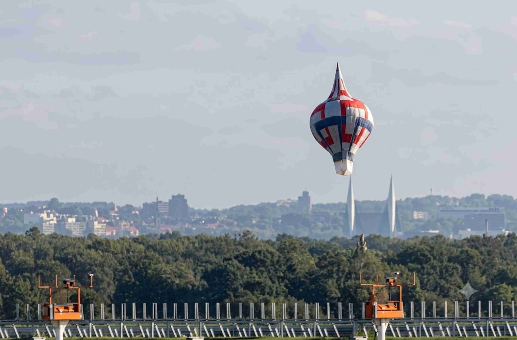 Balão obriga avião da Latam a arremeter durante pouso no Galeão