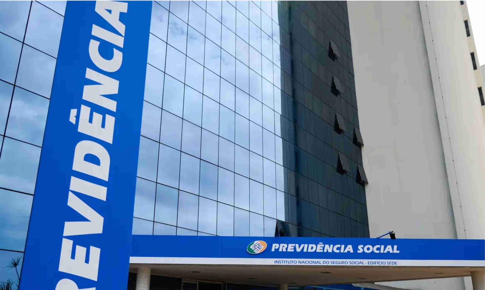 Mensagem atribuída a lobista cita saída de Lulinha do país antes de operação do INSS