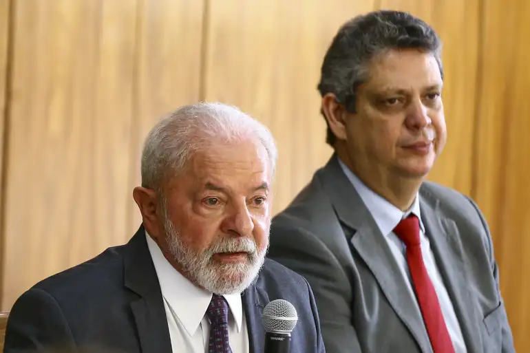 Campanha de Lula pede ao TSE cassação da chapa de Flávio Bolsonaro após evento em Barretos