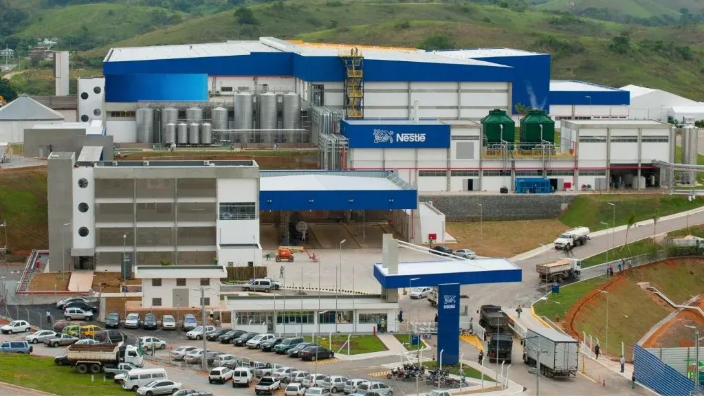 Nestlé corta 16 mil postos em reestruturação global e amplia investimentos no Brasil