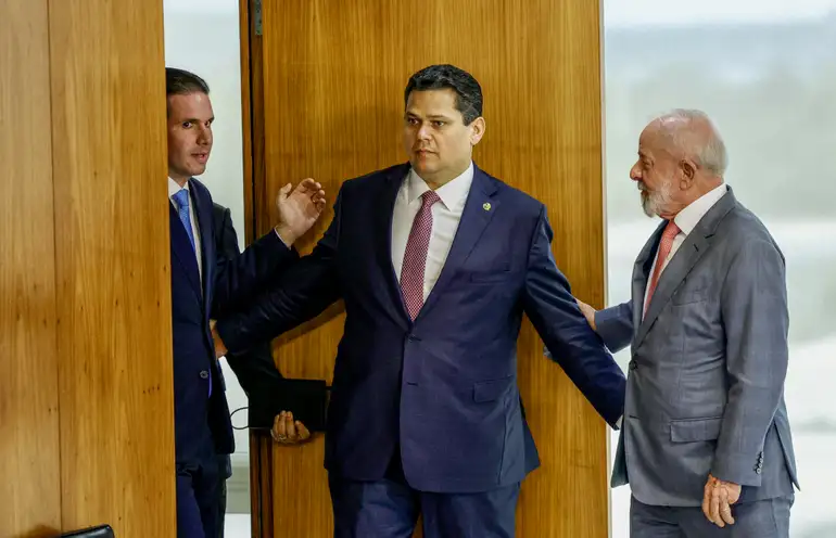 Motta anuncia avanço da comissão da “taxa das blusinhas” após reunião com Lula