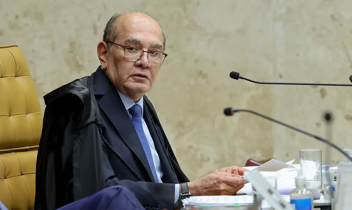 Gilmar Mendes questiona quem pode julgar Moraes no caso Banco Master