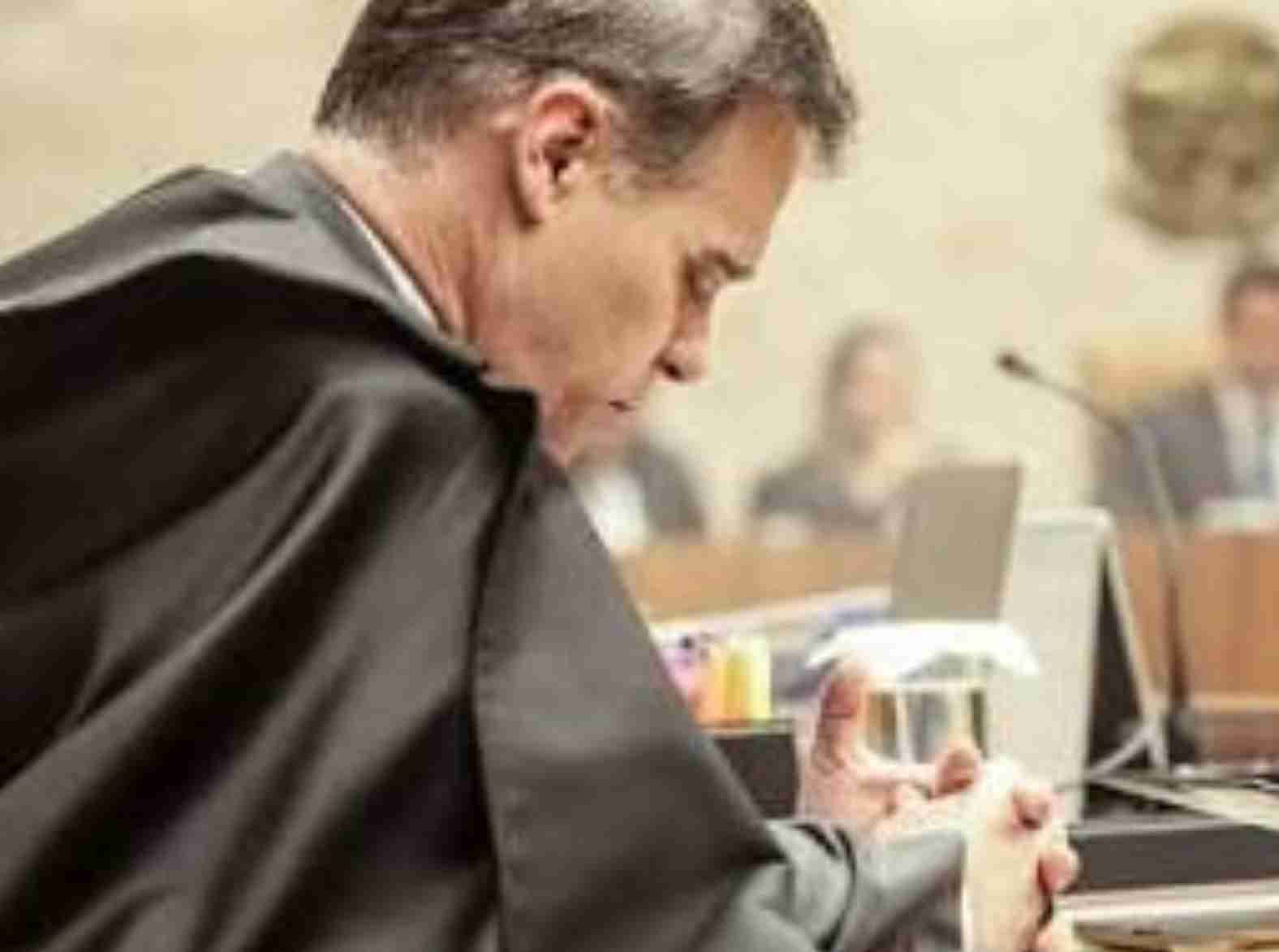 André Mendonça aparece em oração durante sessão tensa no STF