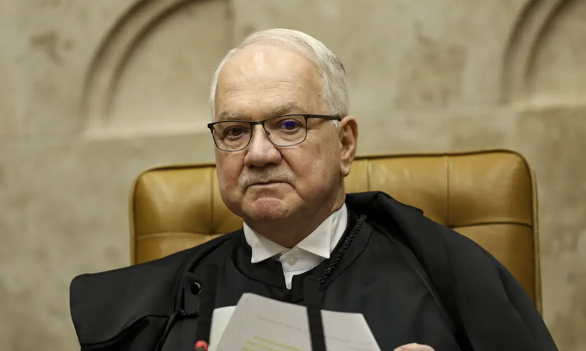 Edson Fachin adia sessão que analisaria atuação de André Mendonça no caso Master