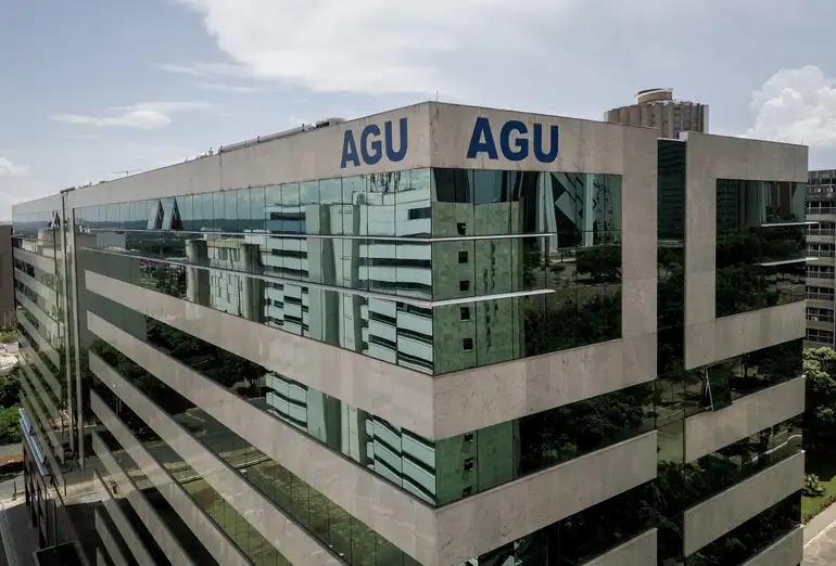 AGU reage a afastamento e leva disputa pelo comando da pf ao stf