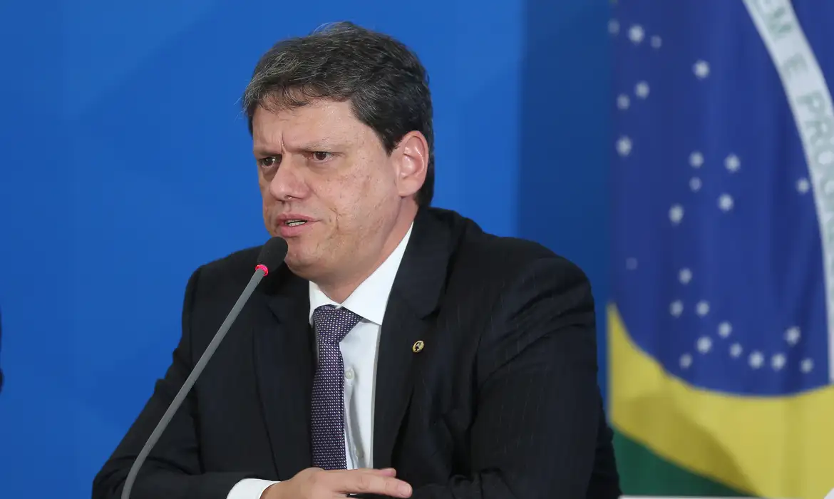 A exemplo de SP, Tarcísio entra em campo para unir a direita em Mato Grosso