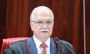 Fachin denuncia “perseguição a juízes” no exterior e ignora abusos no Brasil