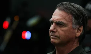 Bolsonaro deixa hospital após exames e retorna à PF