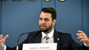 Defesa de Filipe Martins nega uso do LinkedIn e contesta cobrança de Moraes