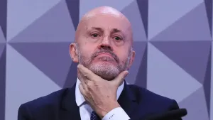 Mensagens da PF ligam Careca do INSS a entregas em apartamento de Lulinha