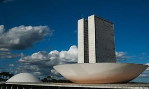 Projeto que extingue a escala 6x1 avança na Câmara e acende alerta no setor produtivo