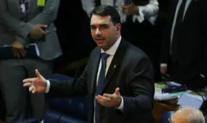 Flávio defende modelo inspirado em Trump para atrair investimentos