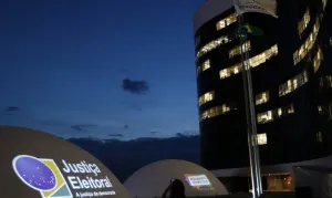 PT aciona TSE contra Flávio e PL por vídeos com IA envolvendo Lula
