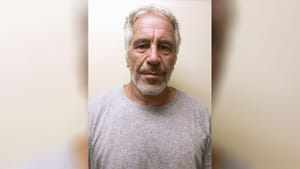 Steve Bannon e Jeffrey Epstein trocaram mensagens em 2019 sobre o Papa Francisco
