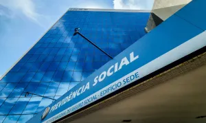 CPMI do INSS lista nomes políticos e empresariais entre indiciados