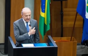Assembleia empossa Pivetta e marca transição no comando do Estado