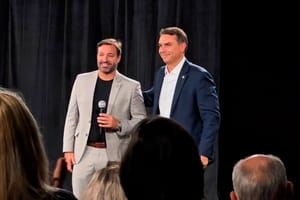 Daniel Freitas reforça aliança com Flávio Bolsonaro em Brasília