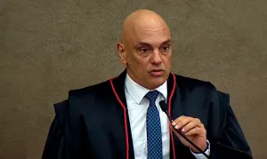 Moraes autoriza estímulo elétrico craniano para tratar soluços de Bolsonaro