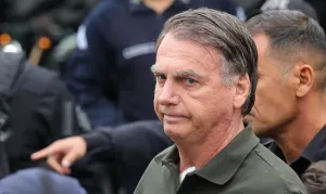Saúde de Bolsonaro evolui, mas cirurgia ainda depende de aval do STF