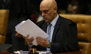Defesa de Bolsonaro solicita cirurgia e decisão fica nas mãos de Moraes