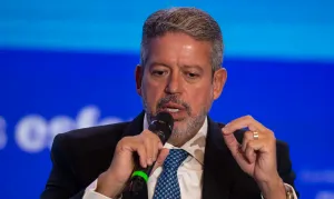 Lira articula com PT e PL em sequência e expõe engrenagem política nos bastidores