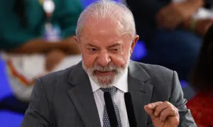 PT despeja verba para atacar Flávio Bolsonaro e acirra disputa nas redes