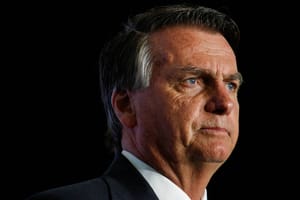 Bolsonaro recebe alta após cirurgia e retorna à prisão domiciliar
