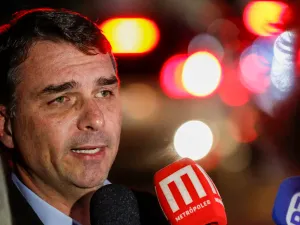 Flávio Bolsonaro projeta anistia e diz que Jair Bolsonaro subirá a rampa do Planalto ao seu lado
