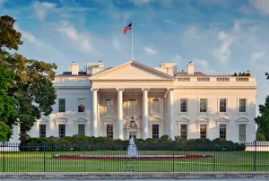 Ex-assessor de Trump admite retenção de informações sigilosas