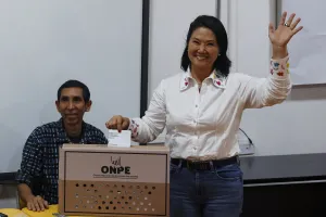 Keiko Fujimori mantém liderança na reta final da apuração no Peru