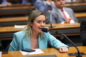 Nome de Júlia Zanatta ganha força para vice de Flávio Bolsonaro após apoio de Eduardo