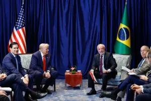 Tarifaço dos EUA leva governo à mesa de negociação e pode aproximar encontro entre Lula e Trump no G7