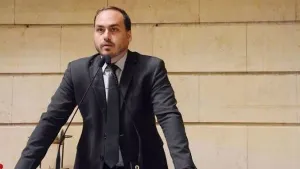 Carlos relata sonolência de Bolsonaro durante visita domiciliar