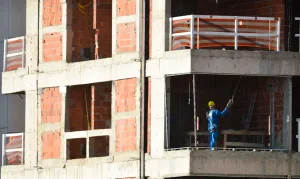 Fim da escala 6x1 pode elevar custo da construção e pressionar preço dos imóveis, alerta setor